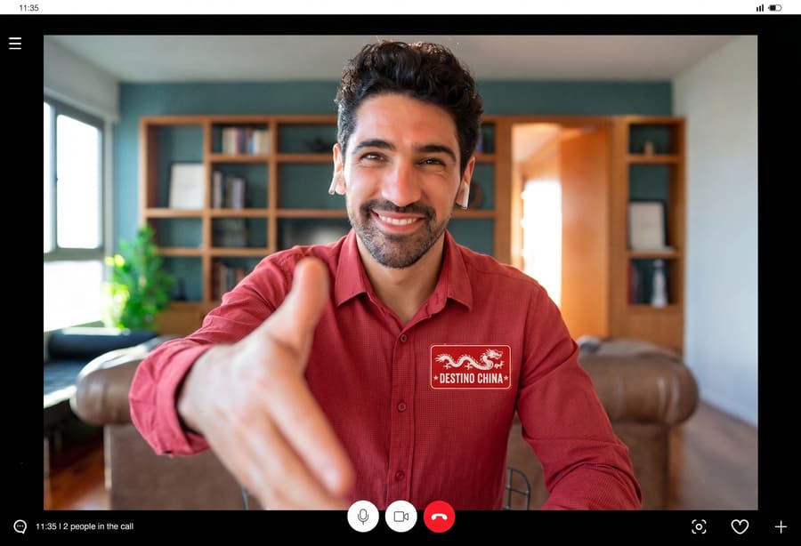 Asesor de Destino China ofreciendo una consulta virtual personalizada para planificar un viaje a medida