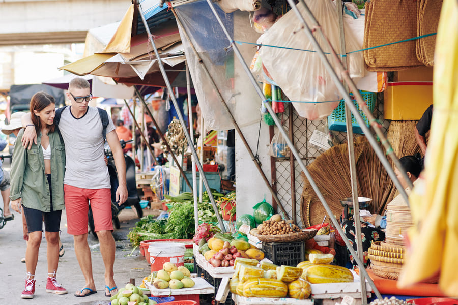 una pareja caminando por un mercado chino